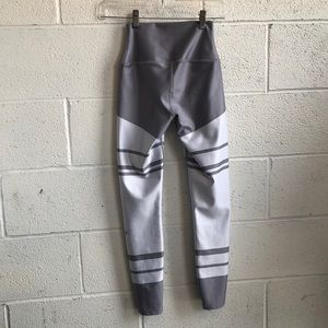 ALO Yoga Pants - alo grey&white striped leggings size XS 61100 ALO Yoga Pants - alo grey&white striped leggings size XS 61100
